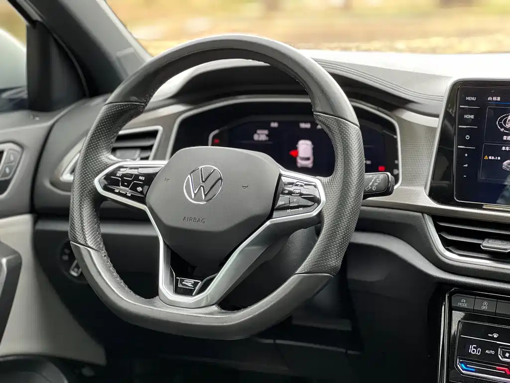 VOLKSWAGEN T ROC EXPLORING SONGS