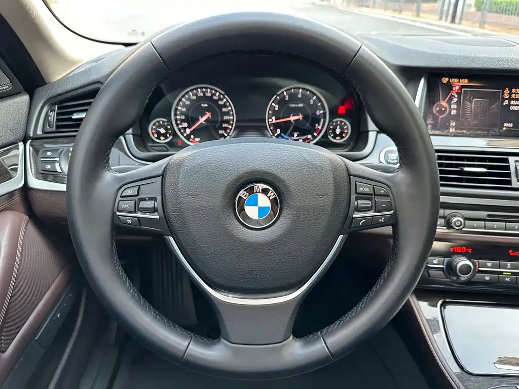 BMW 5 Series — миниатюра 17
