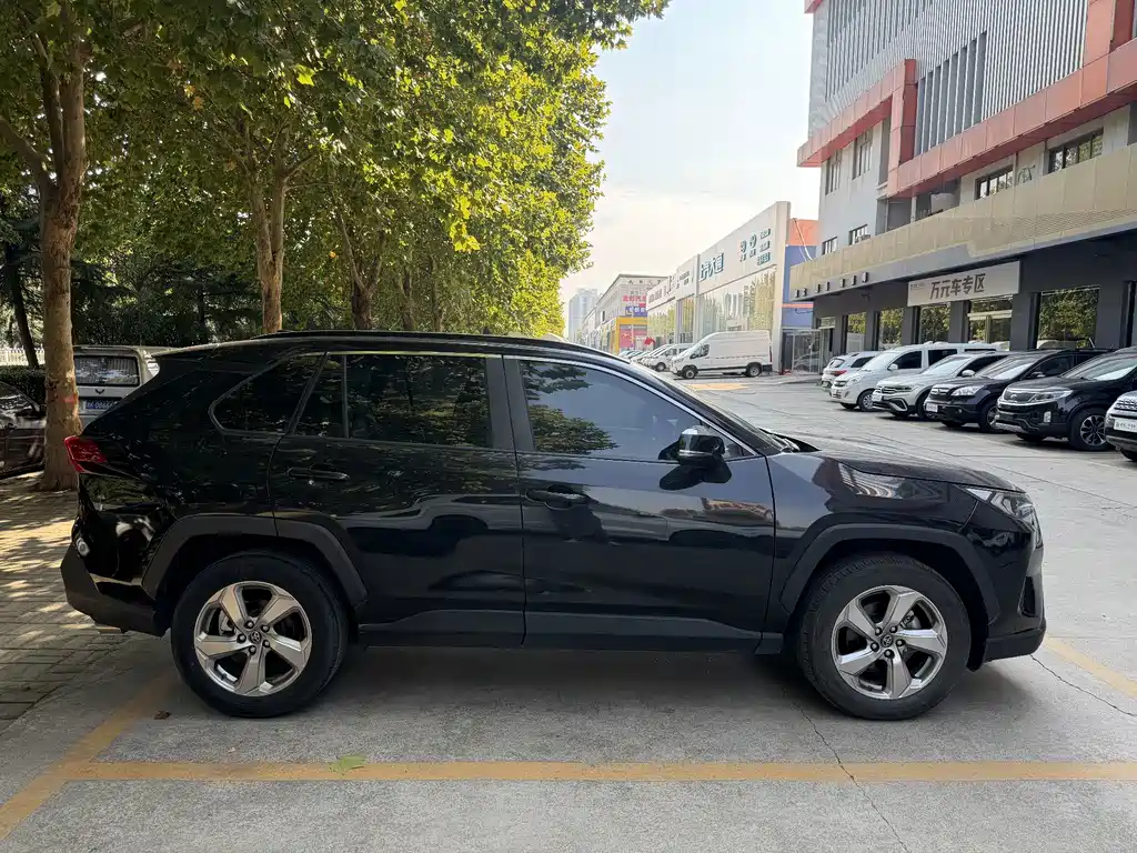 Toyota RAV4 — миниатюра 7