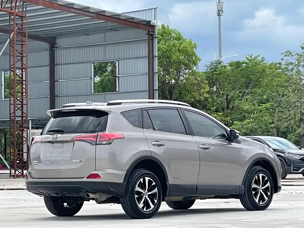 Toyota RAV4 — миниатюра 6