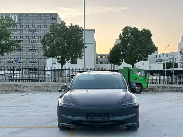 TESLA MODEL 3 2025