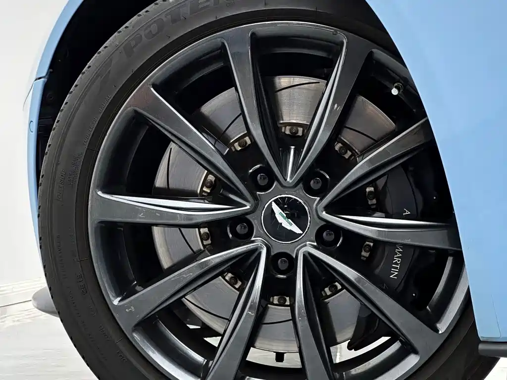 Aston Martin DB11 — миниатюра 8