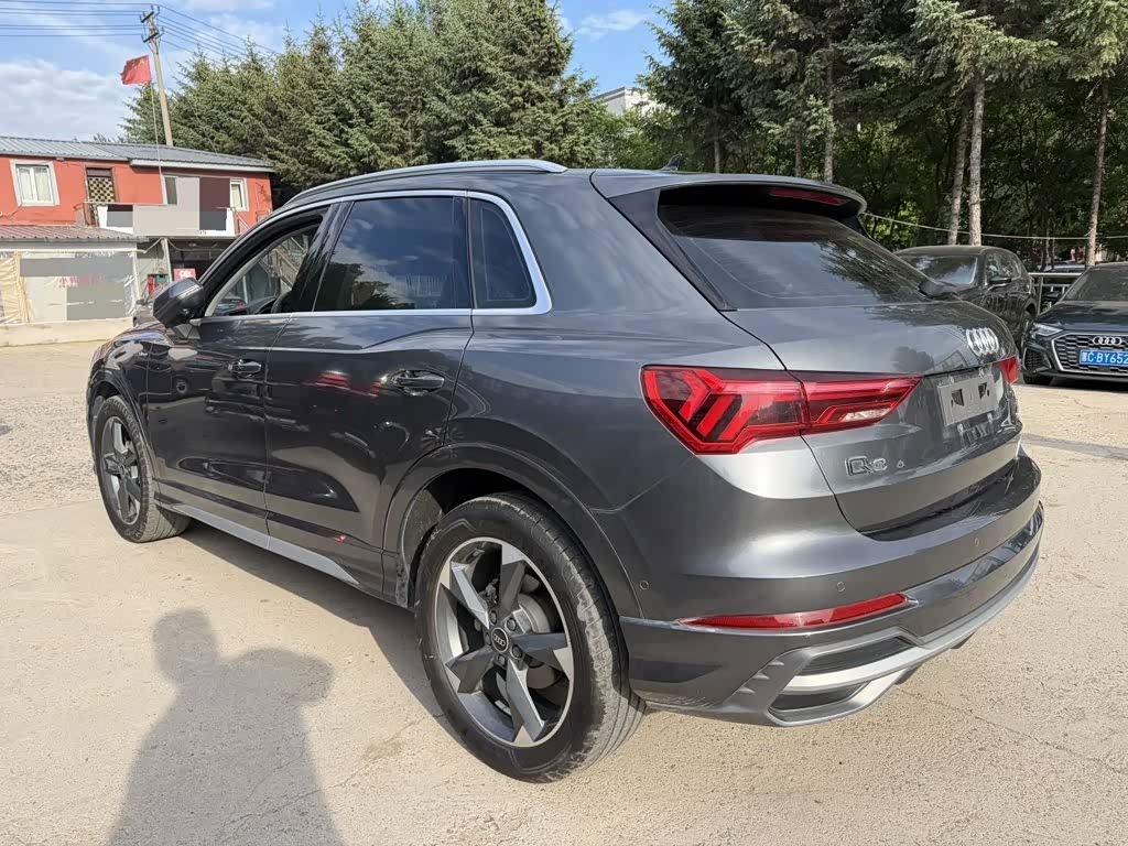Audi Q3 1.4 л 2023 г. Серебристо-серый, пробег 34000 км