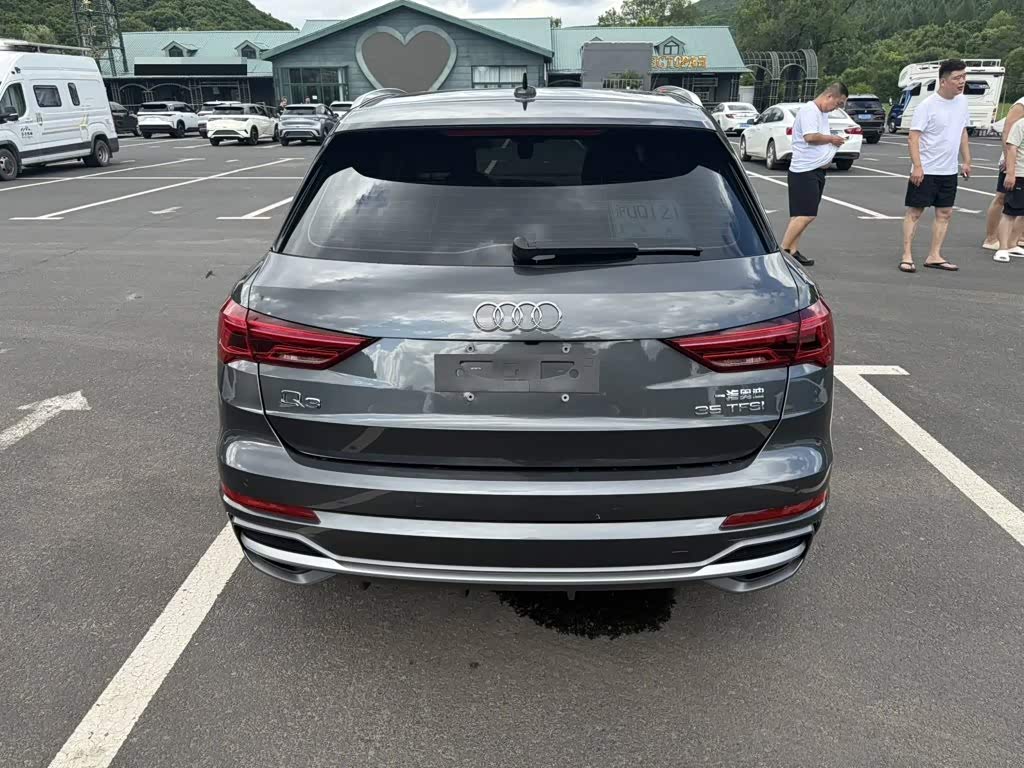 Audi Q3 1.4 л 2022 г. Серебристо-серый, пробег 5000 км