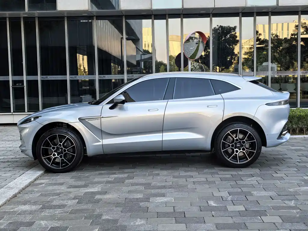 ASTON MARTIN DBX