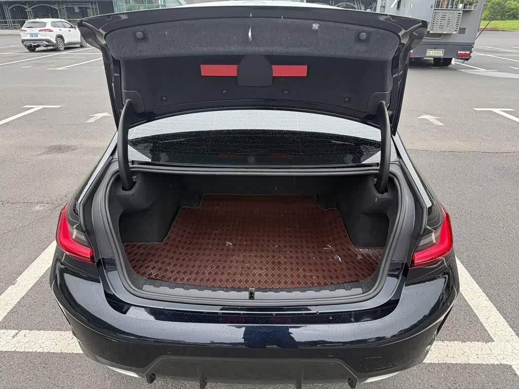 BMW 3 Series 2.0 л 2023 г. Чёрный, пробег 37000 км