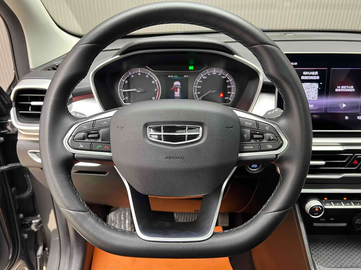 Geely Binyue 1.4 л 2022 г. Серебристо-серый, пробег 19500 км