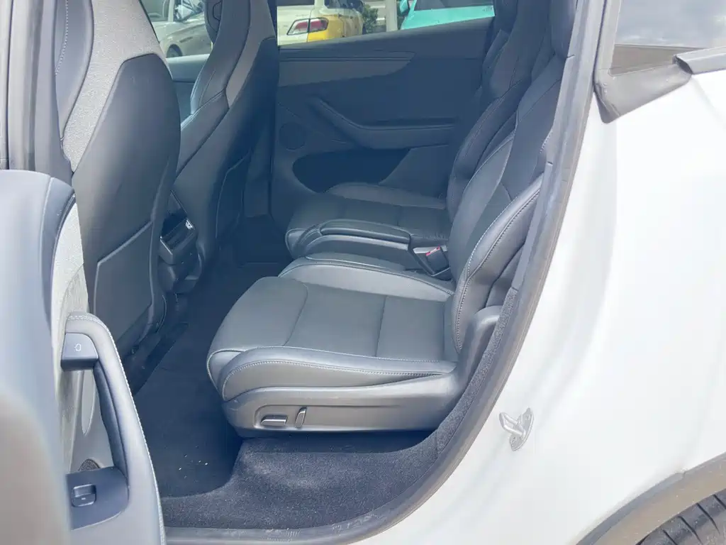 Tesla Model Y L — миниатюра 4