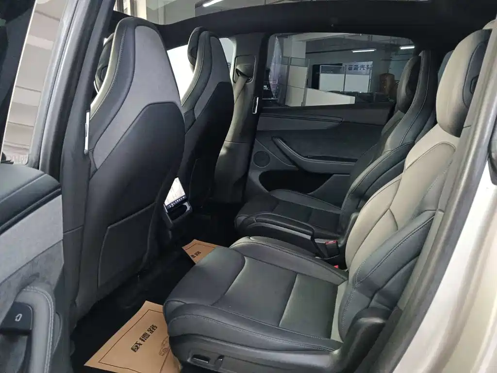 Tesla Model Y L — миниатюра 9