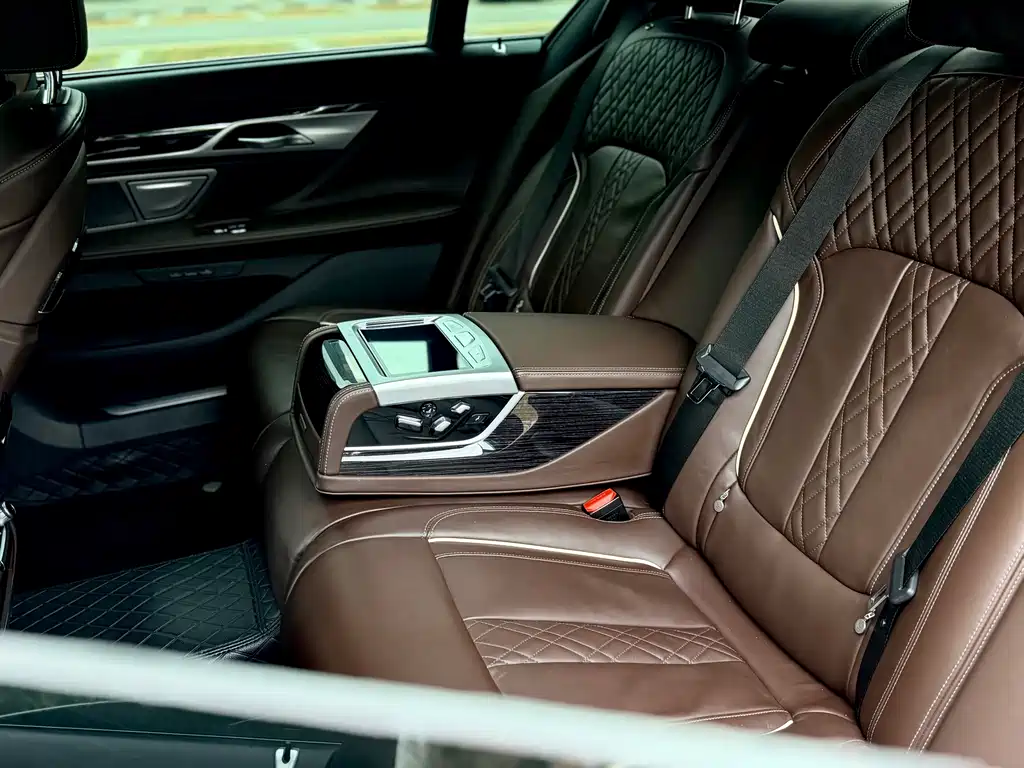 BMW 7 Series — миниатюра 18