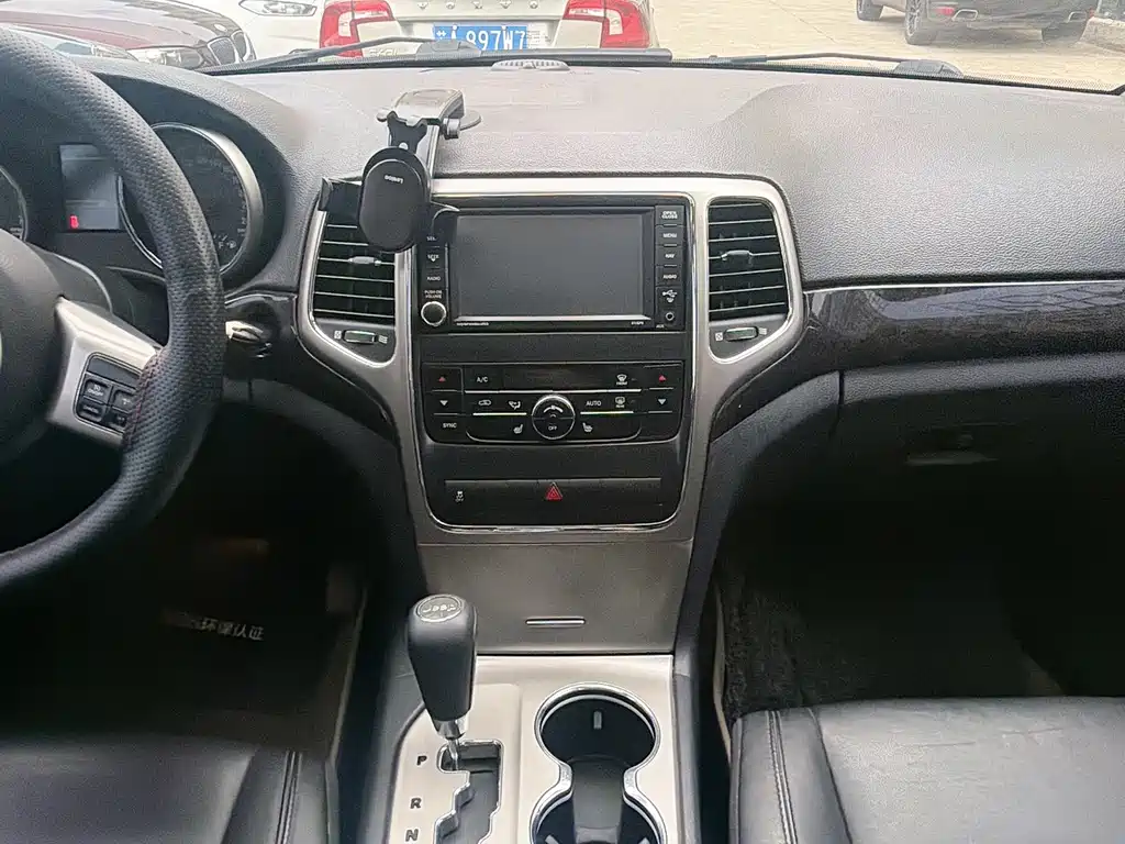 Jeep Grand Cherokee (Import) — миниатюра 16