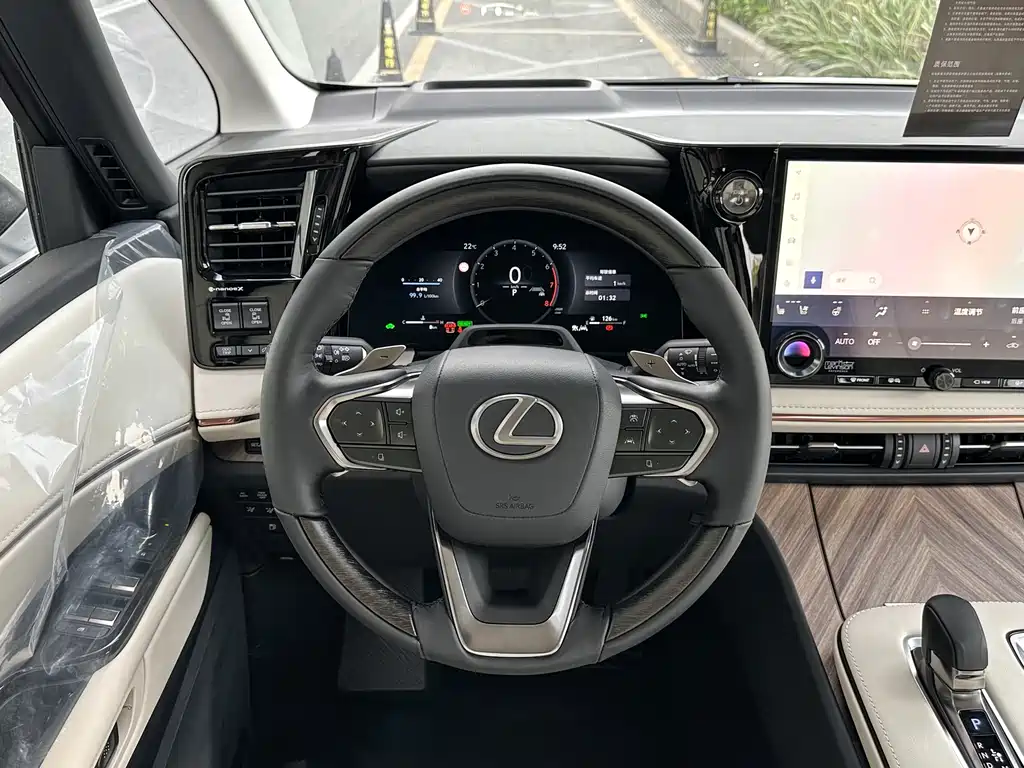 Lexus LM 2025 500h мест