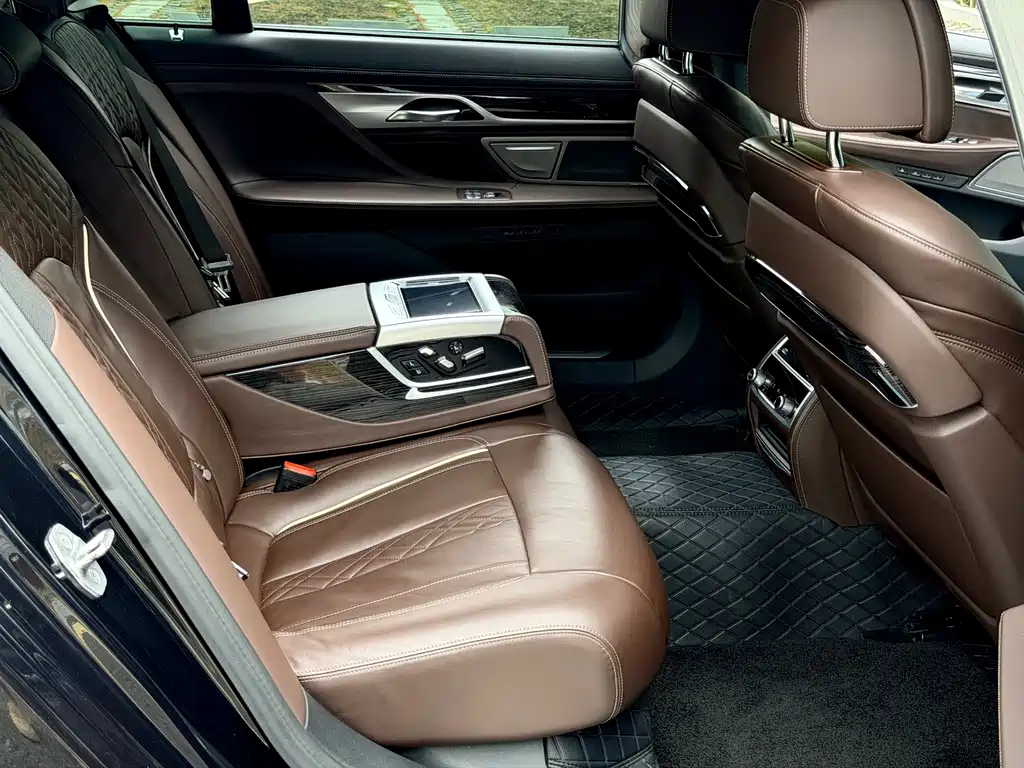 BMW 7 Series — миниатюра 24