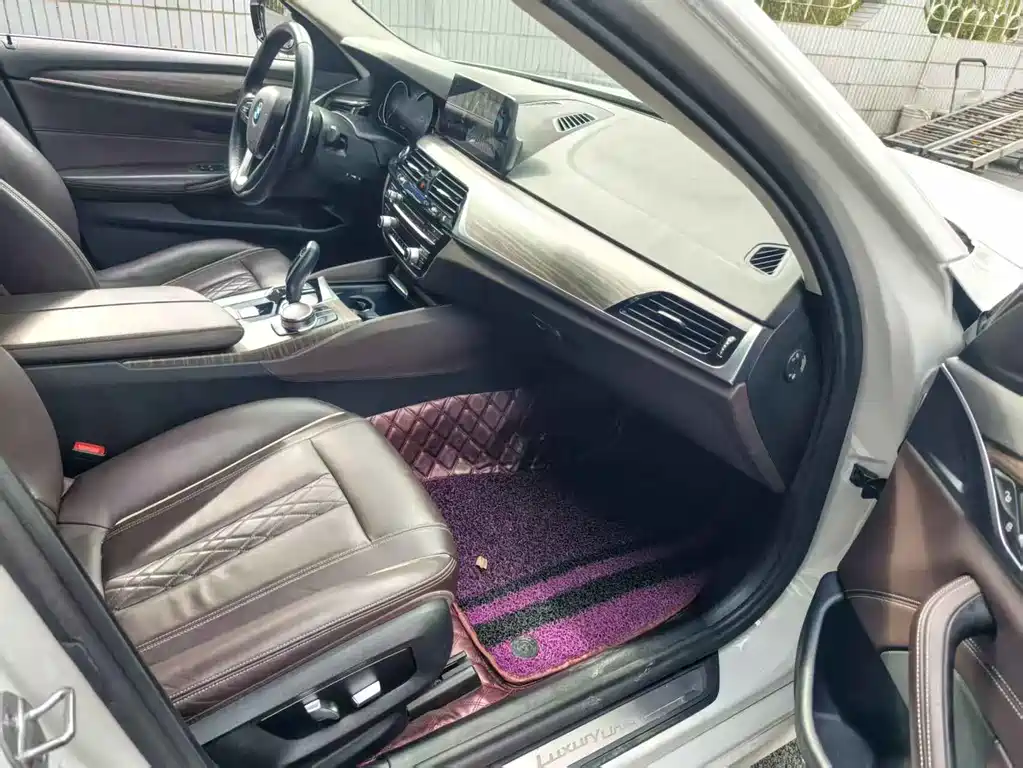 BMW 5 Series — миниатюра 11