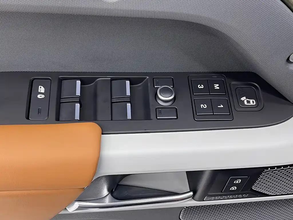Land Rover Defender — миниатюра 17