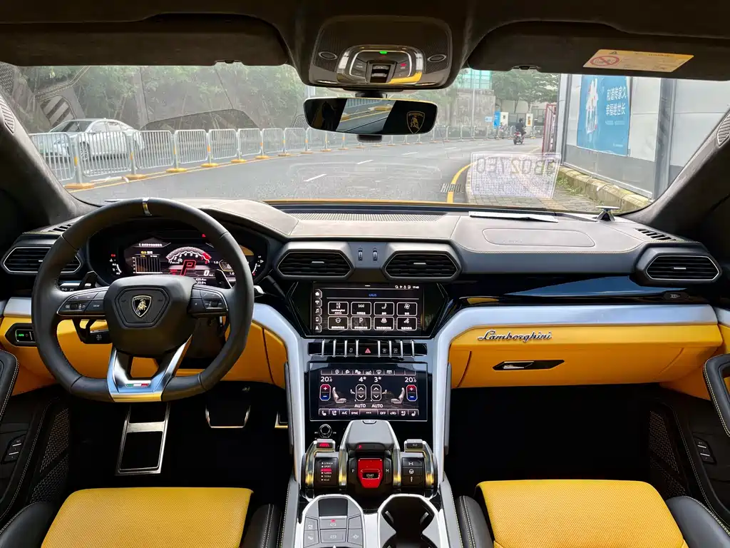 LAMBORGHINI URUS