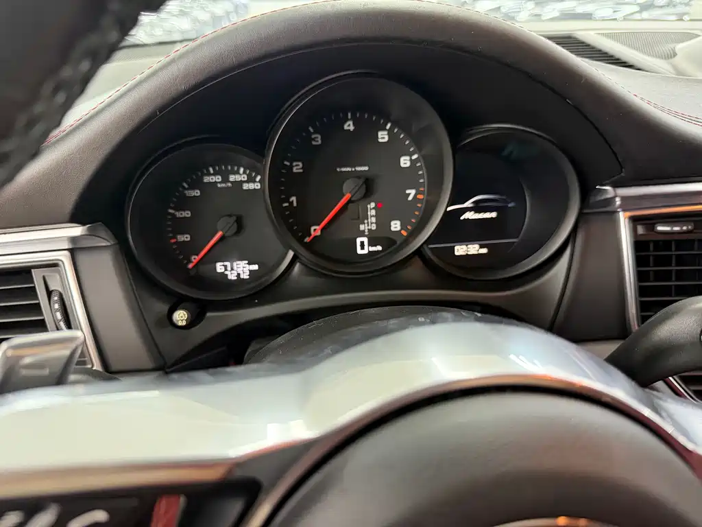 Porsche Macan — миниатюра 8