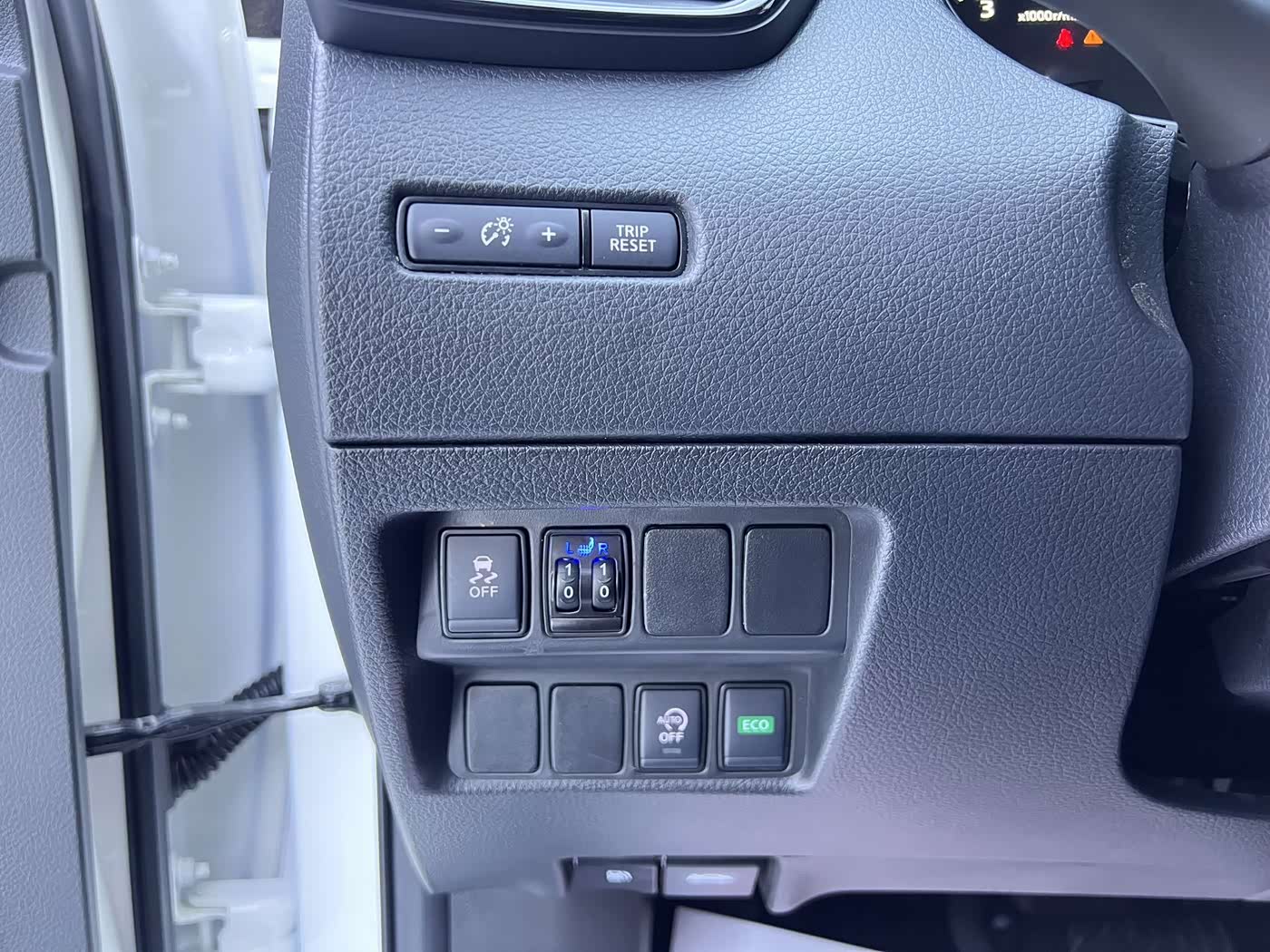 Nissan X-Trail 2.0 л 2023 г. Белый, пробег 9000 км