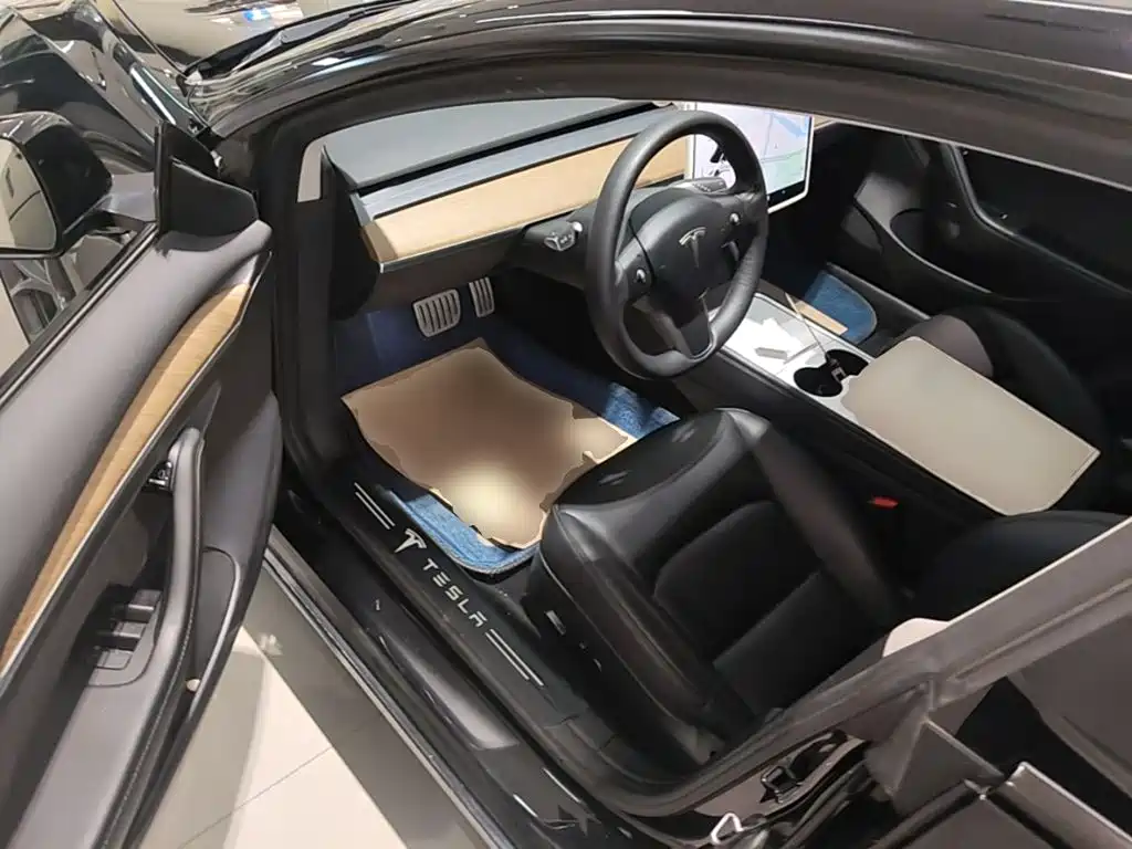 Tesla Model 3 — миниатюра 16
