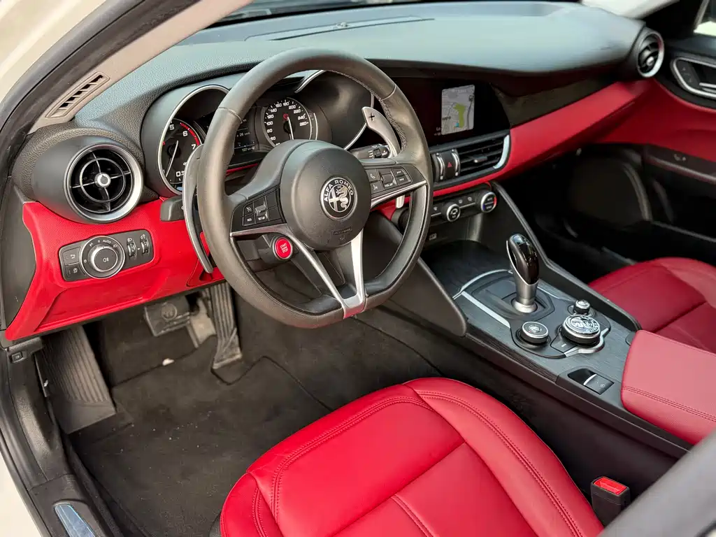 Alfa Romeo Giulia 2019 2.0T 280HP Black Package