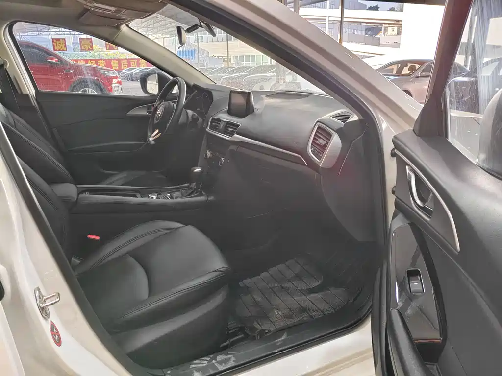 Mazda Mazda3 3 2017 1.5L AT Luxury V