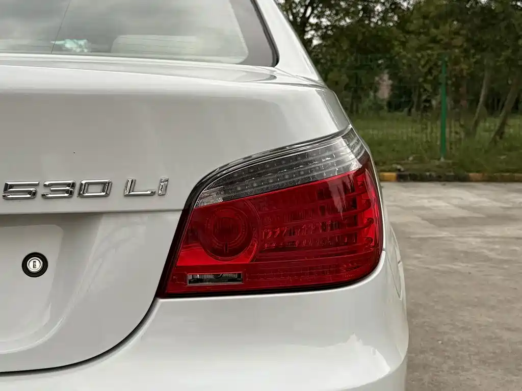 BMW 5 Series — миниатюра 13
