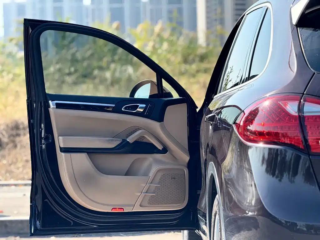 Porsche Cayenne — миниатюра 7