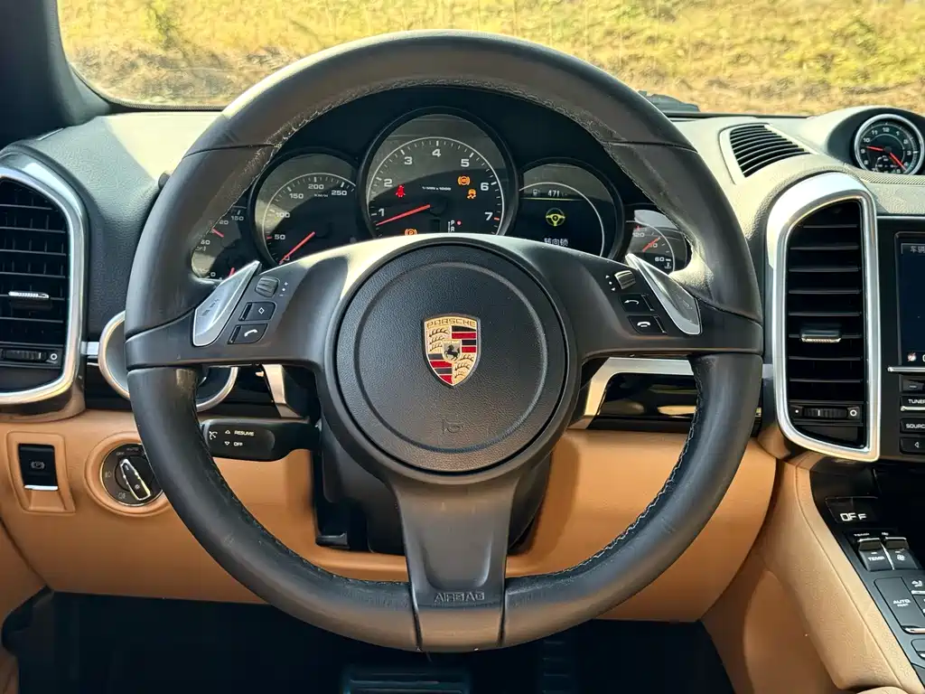 Porsche Cayenne — миниатюра 10