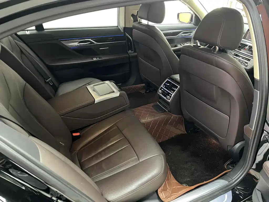 BMW 7 Series — миниатюра 17