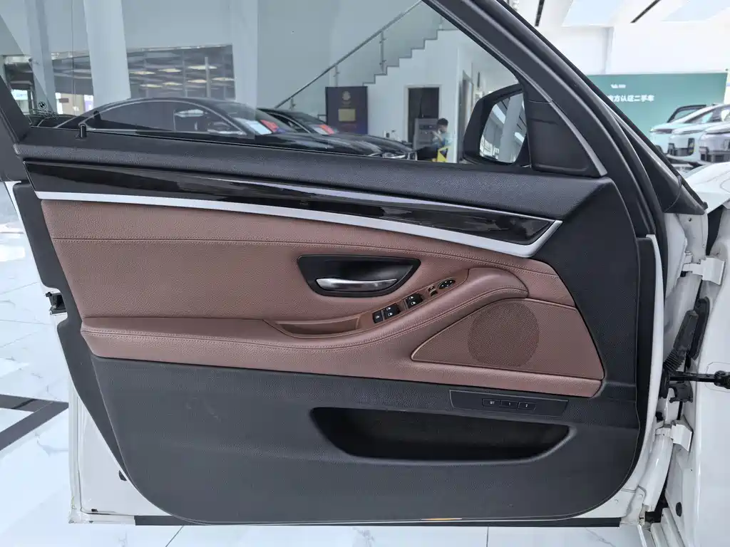 BMW 5 Series — миниатюра 4