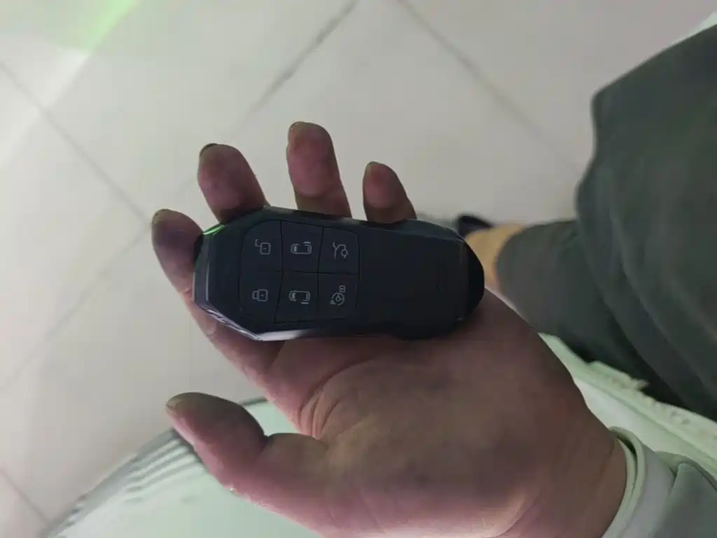 XPeng X9 — миниатюра 9