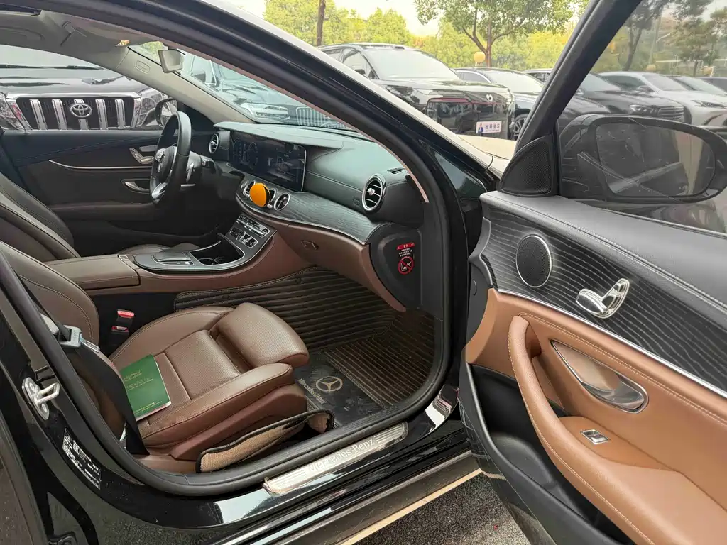 Mercedes-Benz E-Class — миниатюра 8