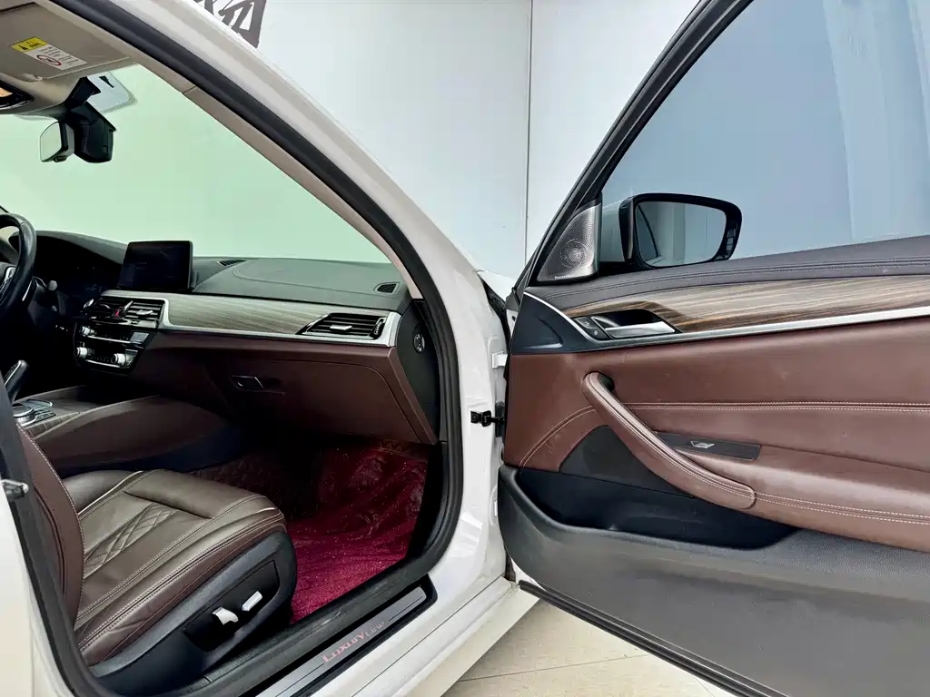 BMW 5 Series — миниатюра 14