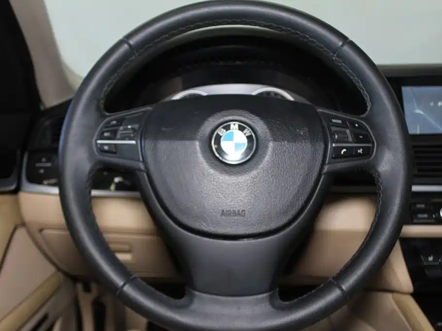 BMW 5 Series — миниатюра 13