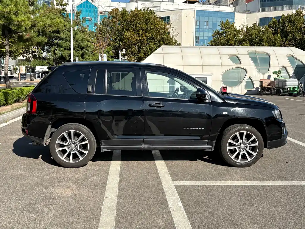 Jeep Compass (Import) — миниатюра 8
