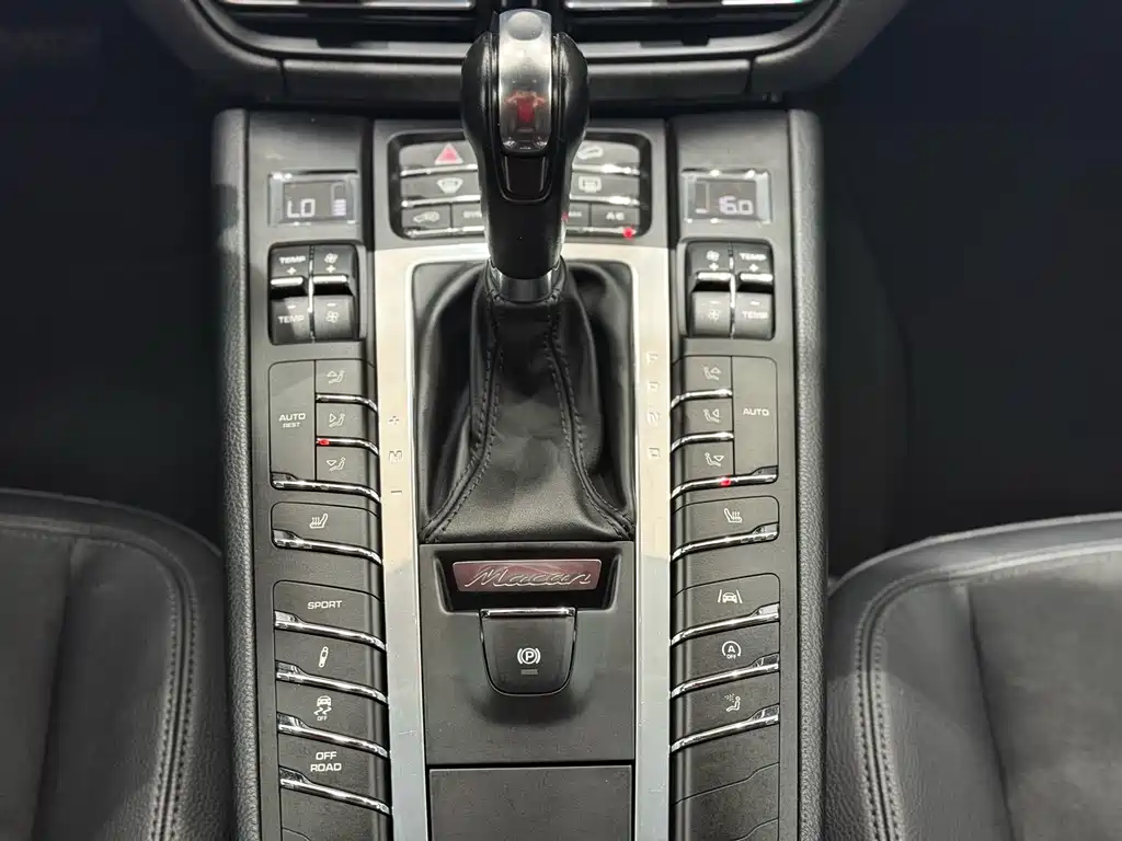 PORSCHE MACAN