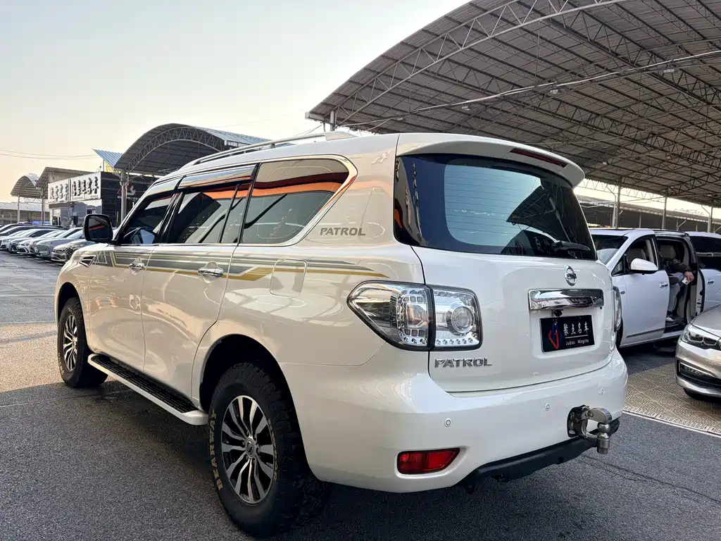Nissan Patrol — миниатюра 4