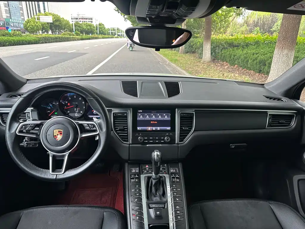 Porsche Macan — миниатюра 6