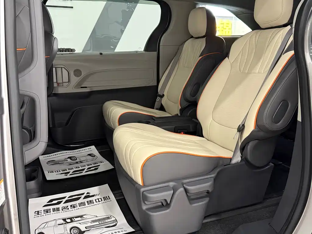 Toyota Sienna — миниатюра 8