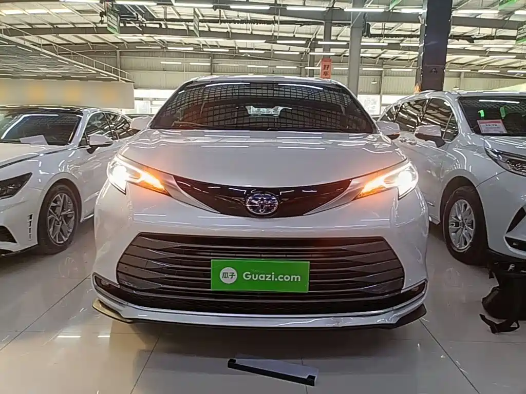 Toyota Sienna — миниатюра 3