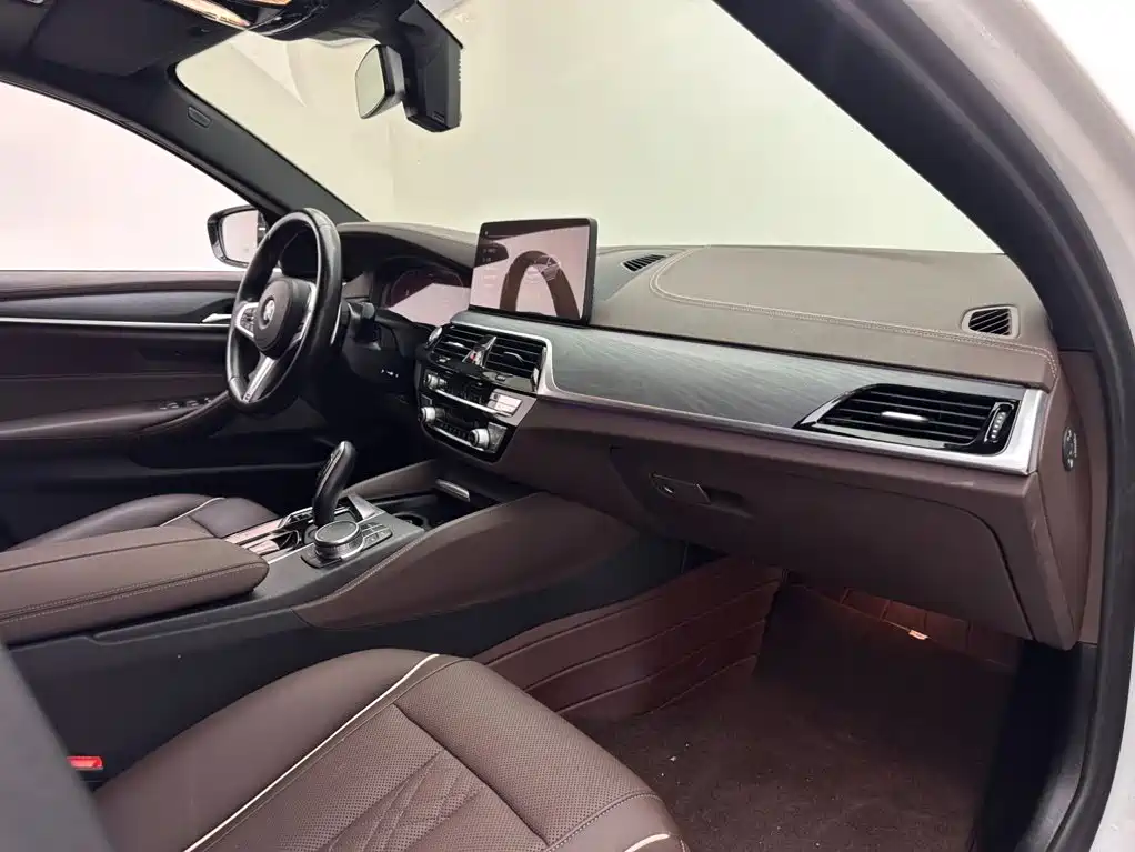 BMW 5 Series — миниатюра 11