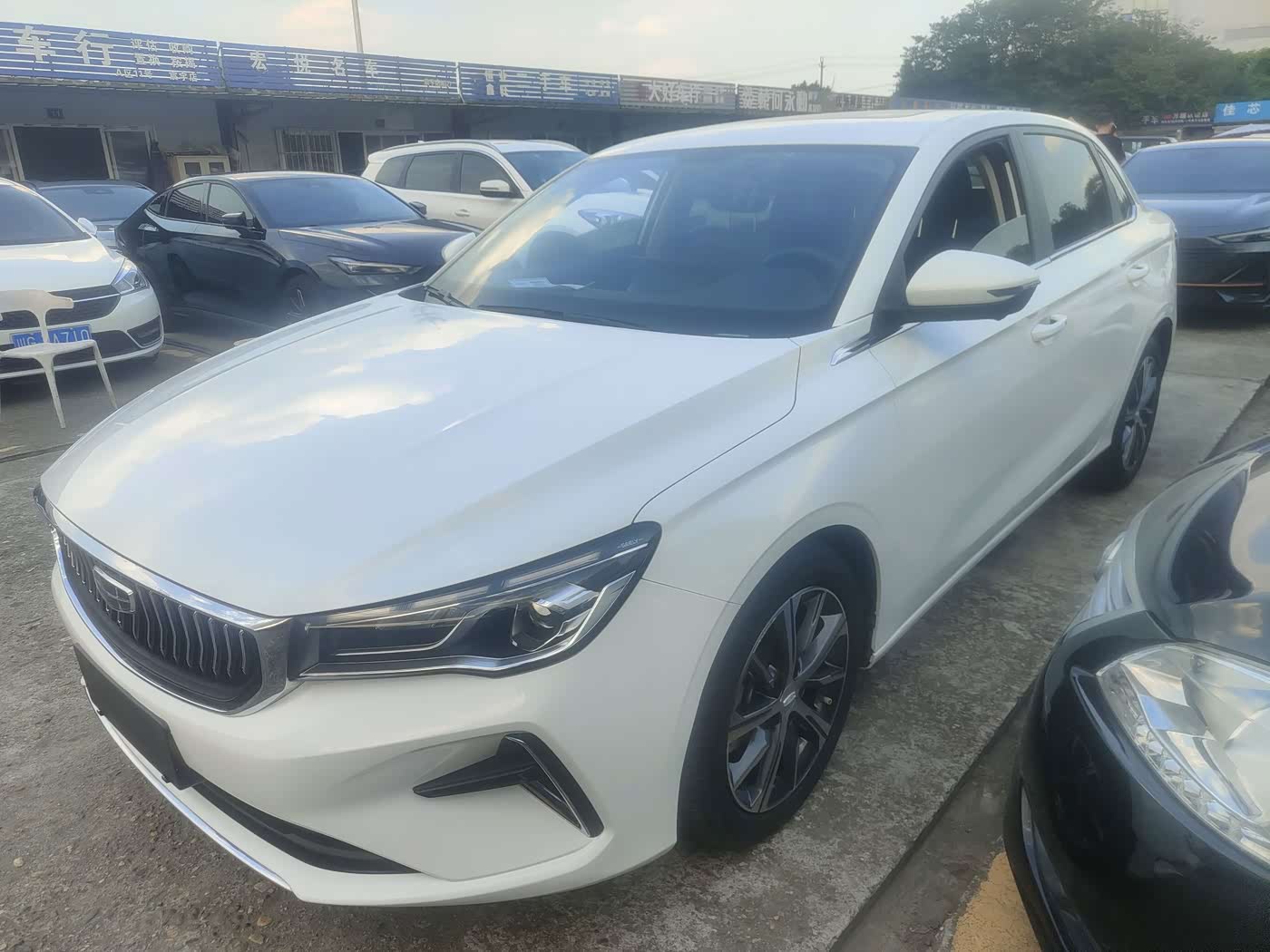 Geely Emgrand 1.5 л 2023 г. Белый, пробег 28000 км