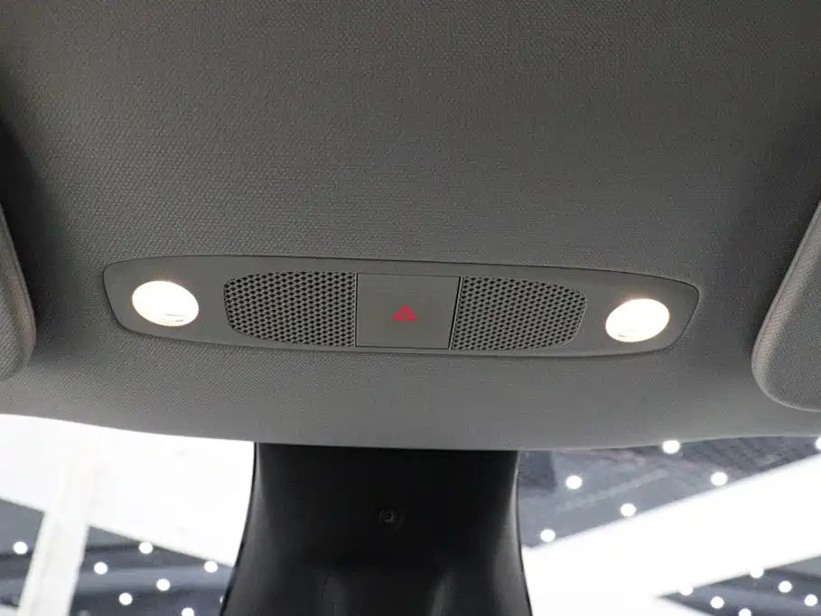 Tesla Model Y — миниатюра 12