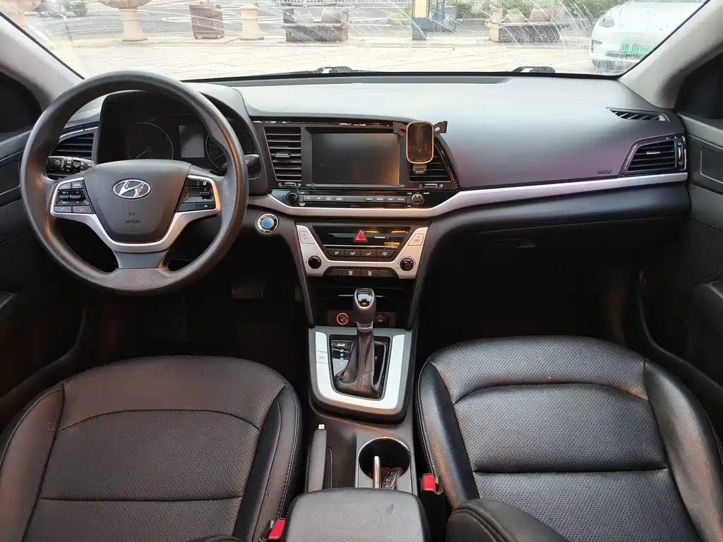 Hyundai Elantra — миниатюра 10