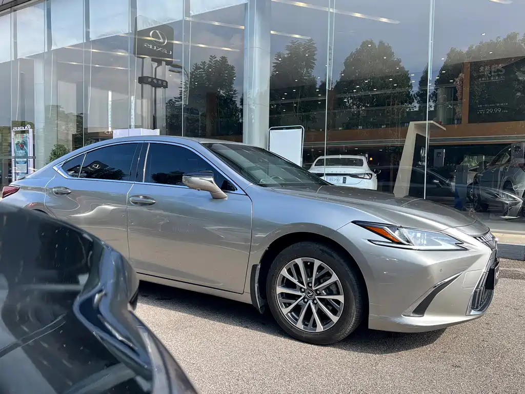 Lexus ES — миниатюра 6