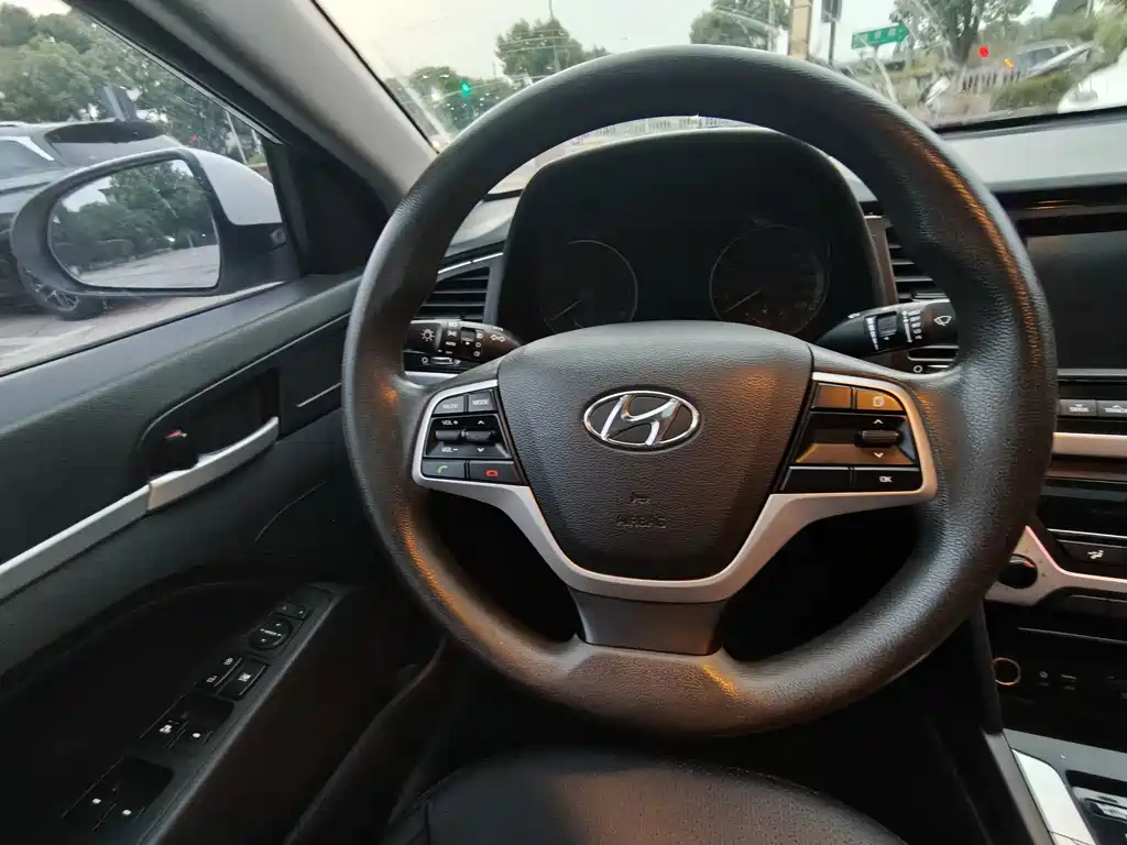 Hyundai Elantra — миниатюра 12