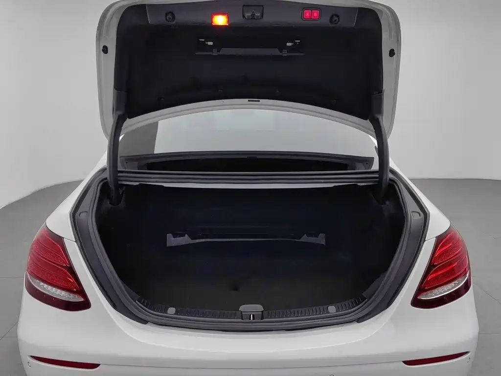 Mercedes-Benz E-Class — миниатюра 16