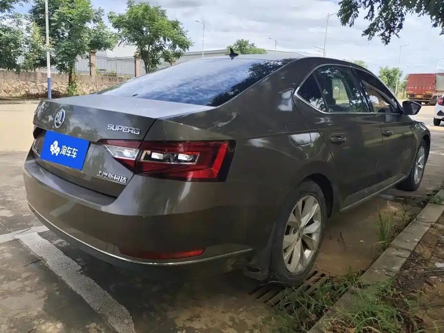 Skoda Superb — миниатюра 3