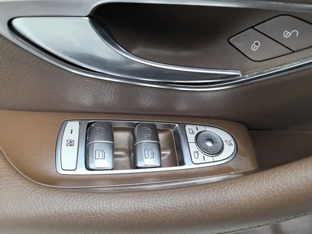 Mercedes-Benz E-Class — миниатюра 9