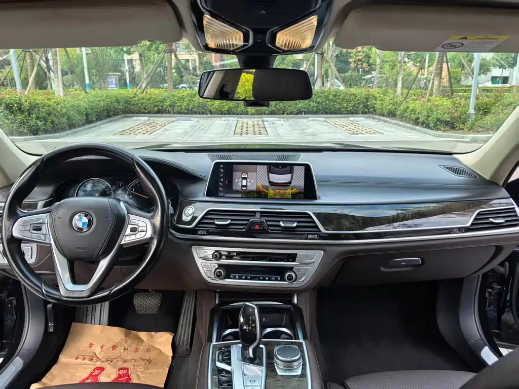 BMW 7 Series — миниатюра 8